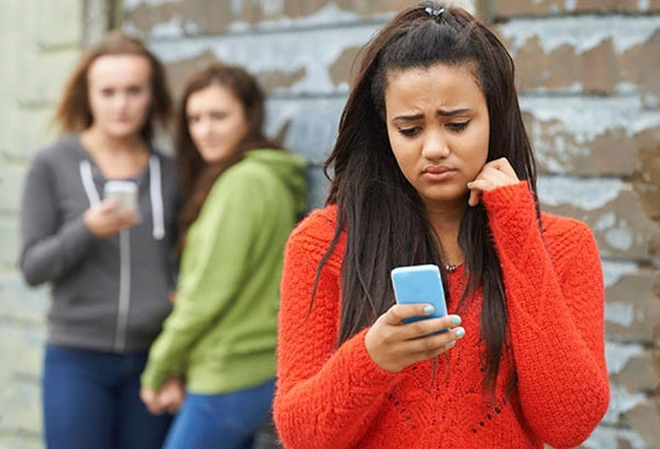 "السوشال ميديا" قد تصيب ابنك المراهق بمشاكل صحية عقلية