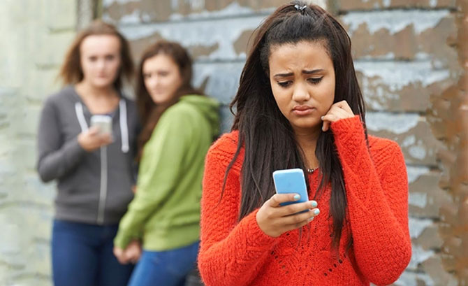 تطبيقات التواصل الاجتماعي  قد تصيب ابنك المراهق بمشاكل صحية عقلية!